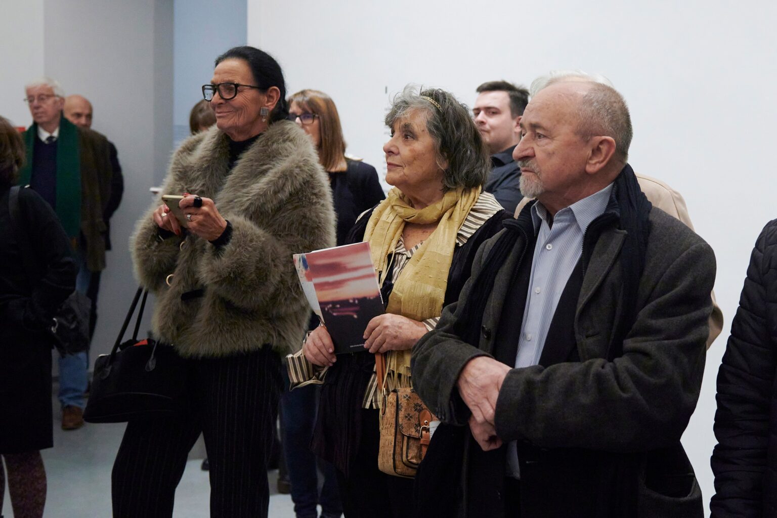 grupa osób w przestrzeni galerii