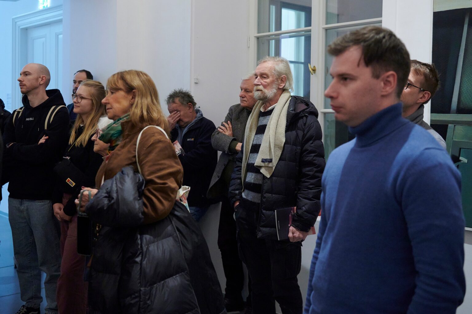 duża grupa osób w przestrzeni wystawy