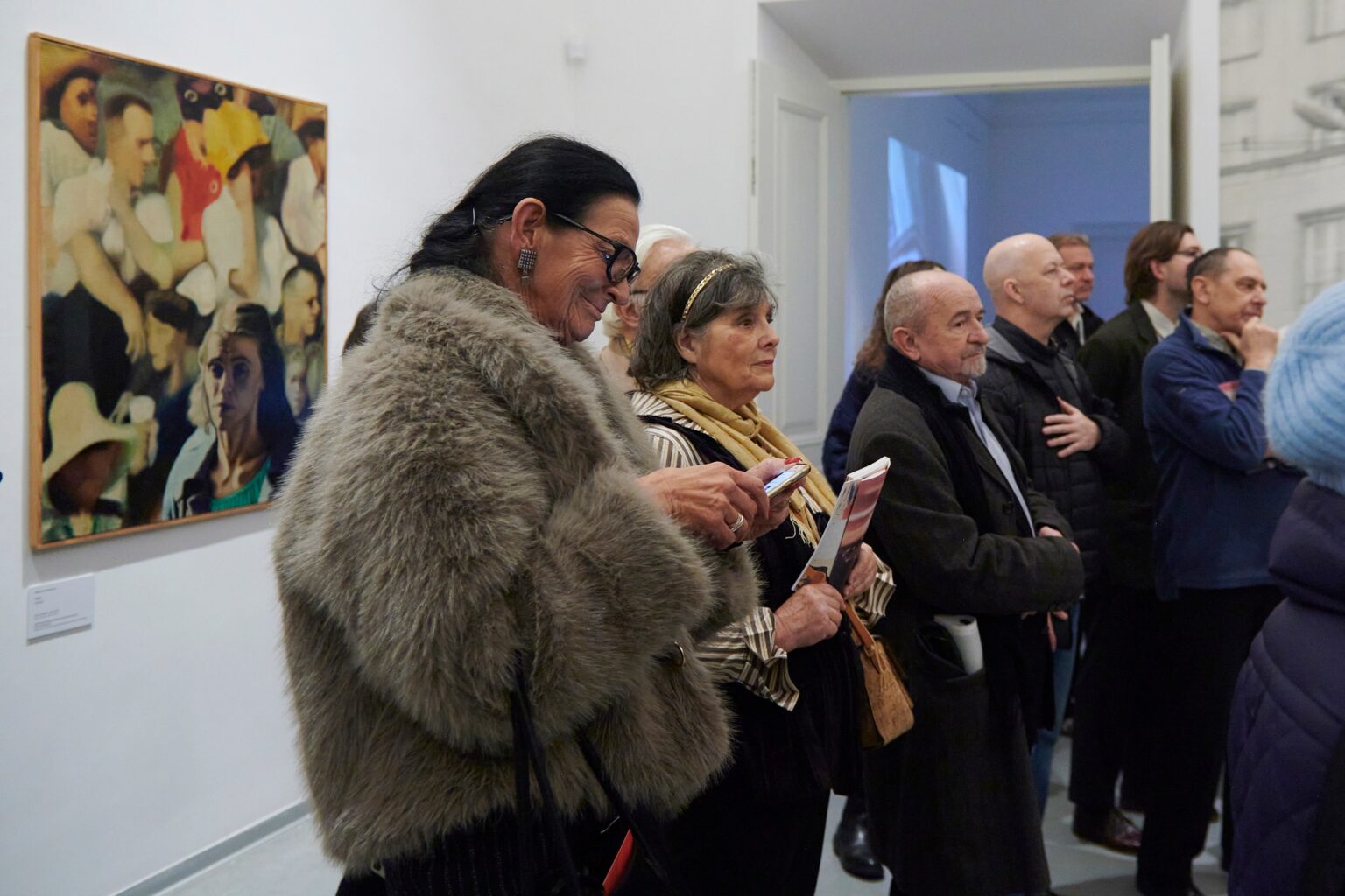 grupa osób we wnętrzu galerii