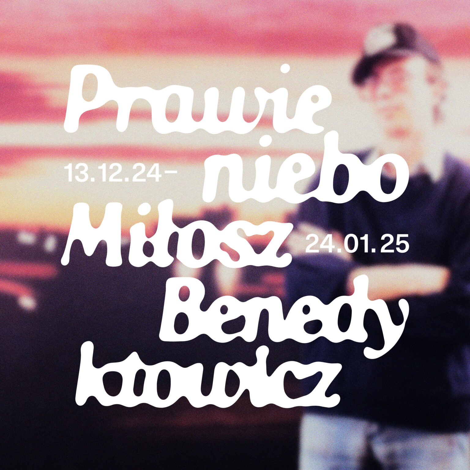 na tle zachodzącego słońca po prawej stronie grafiki stojący mężczyzna w okularach i czapce. Na pierwszym planie napis: Prawie niebo. Miłosz Benedyktowicz.