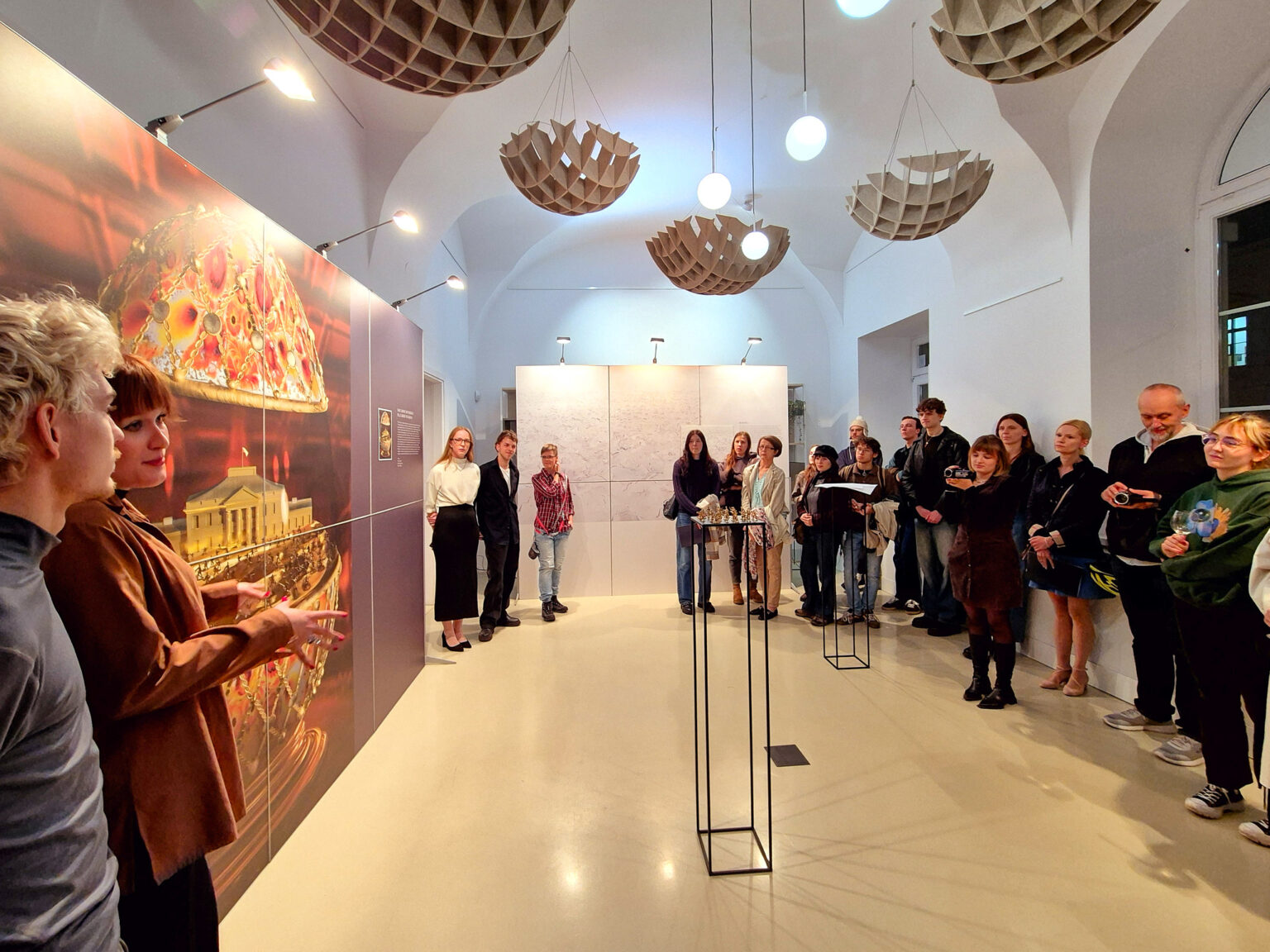 Wernisaż Wystawy "Syndrom nadmiaru". Kurator Piotr Kucia i osoby studenckie prezentują prace