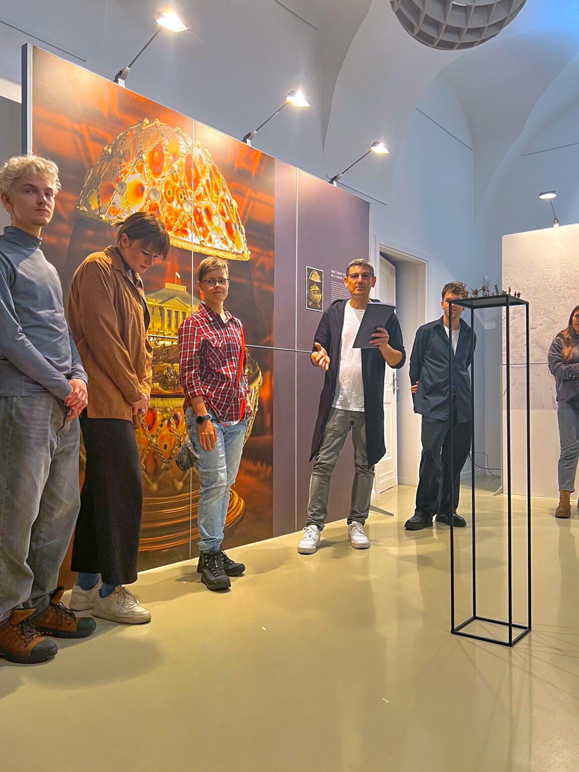 Wernisaż Wystawy "Syndrom nadmiaru". Kurator Piotr Kucia i osoby studenckie prezentują prace. Widoczna publiczność