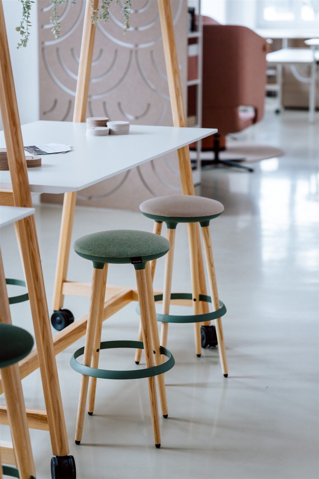 Nowoczesne biurko i taborety z kolorowymi obiciami