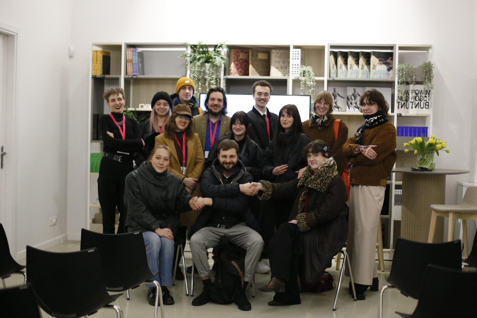 Grupa studentów pozuje do zdjęcia w przestrzeni ASP Showroom