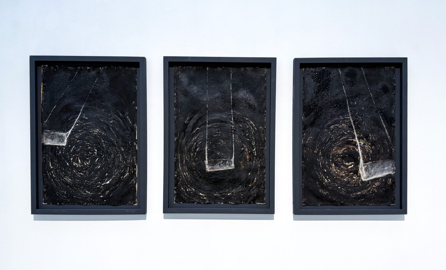 widok dużych czarnych obrazów na ścianie