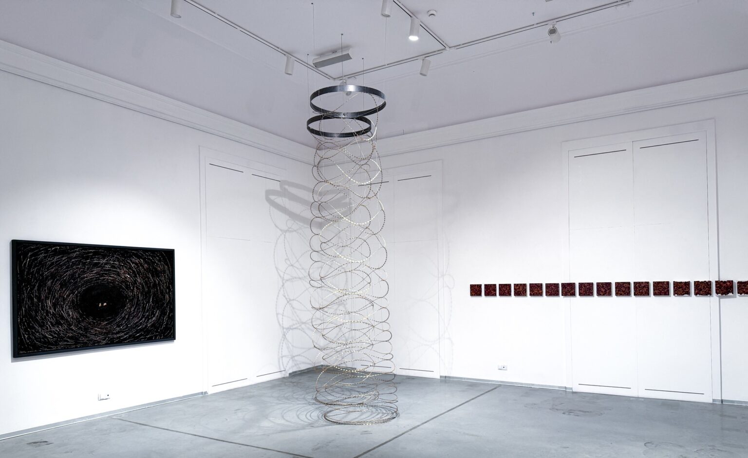 wysoka instalacja przestrzenna w rogu galerii