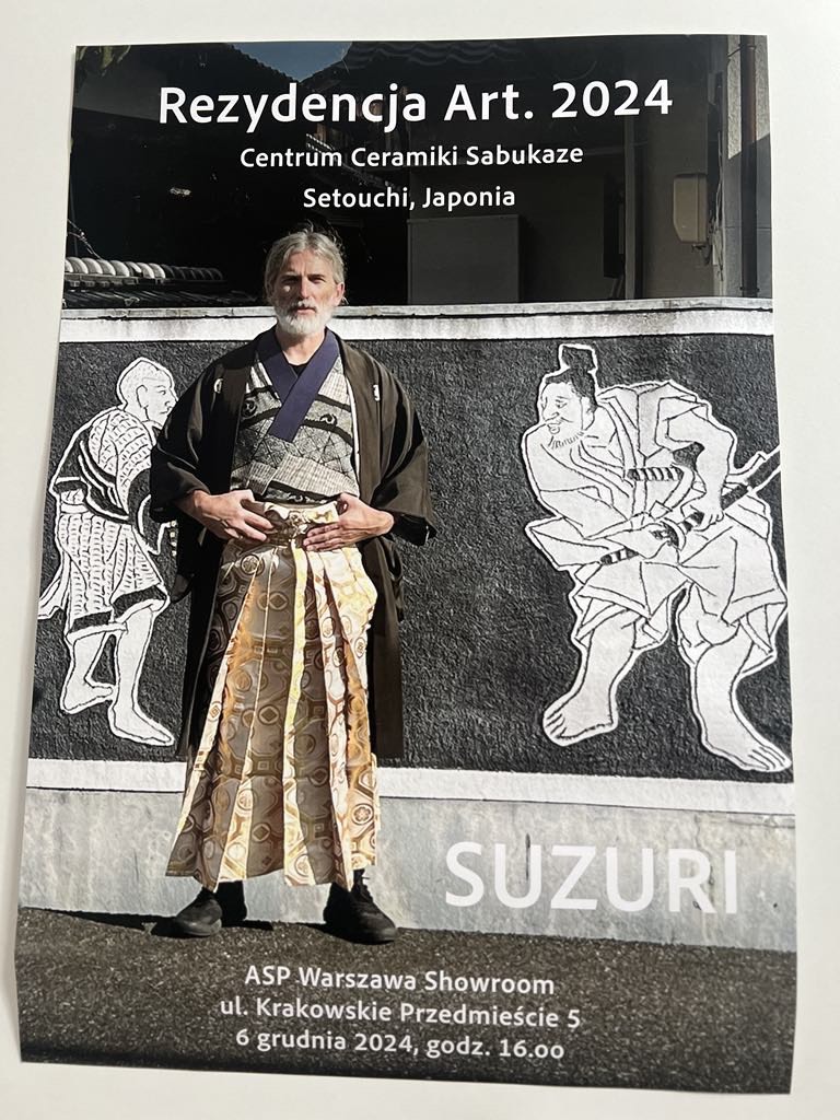 Plakat z zaproszeniem na wydarzenie, mężczyzna ubrany w kimono na tle grafik czarno-białych na murze.