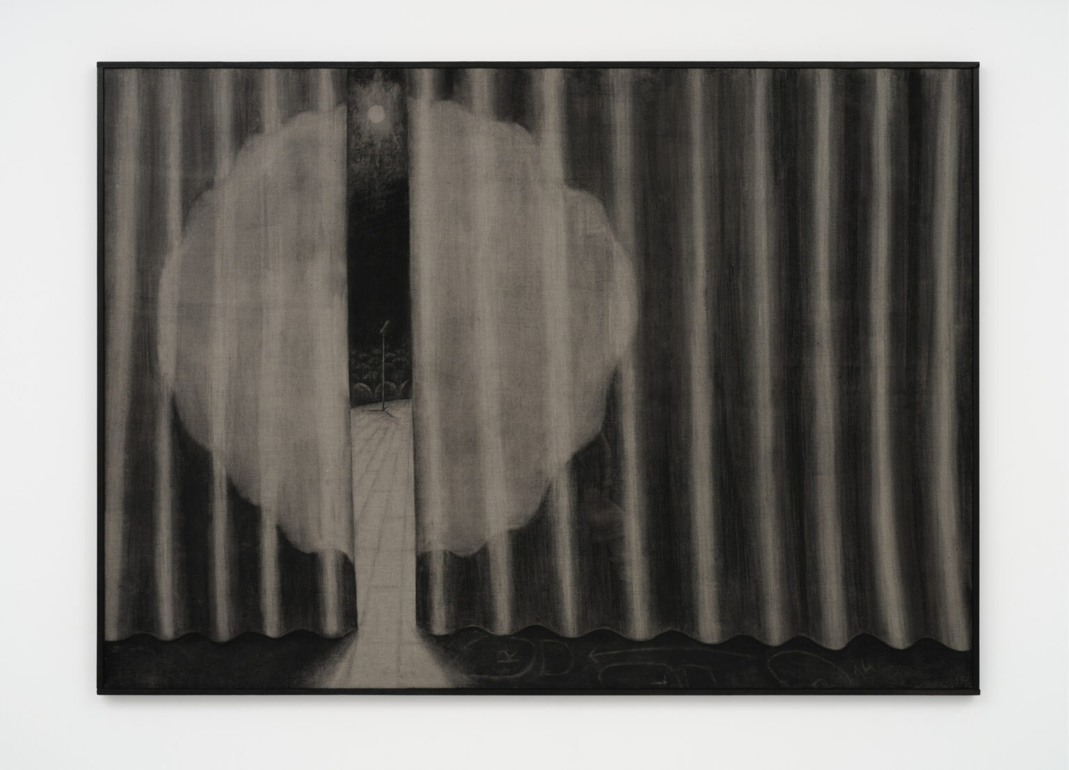 obraz w czarno szarej tonacji przedstawiający kurtynę zasłaniającą niemal w całości scenę, na której stoi mikrofon na statywie.