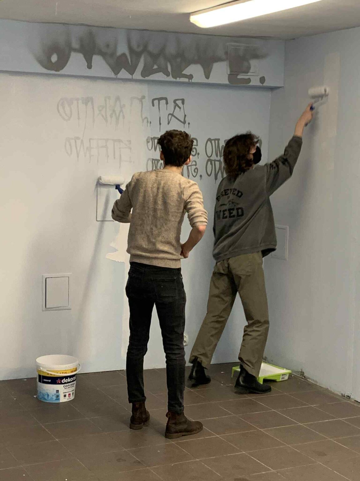 fotografoa. Dwóch mężczyzn maluje ściany