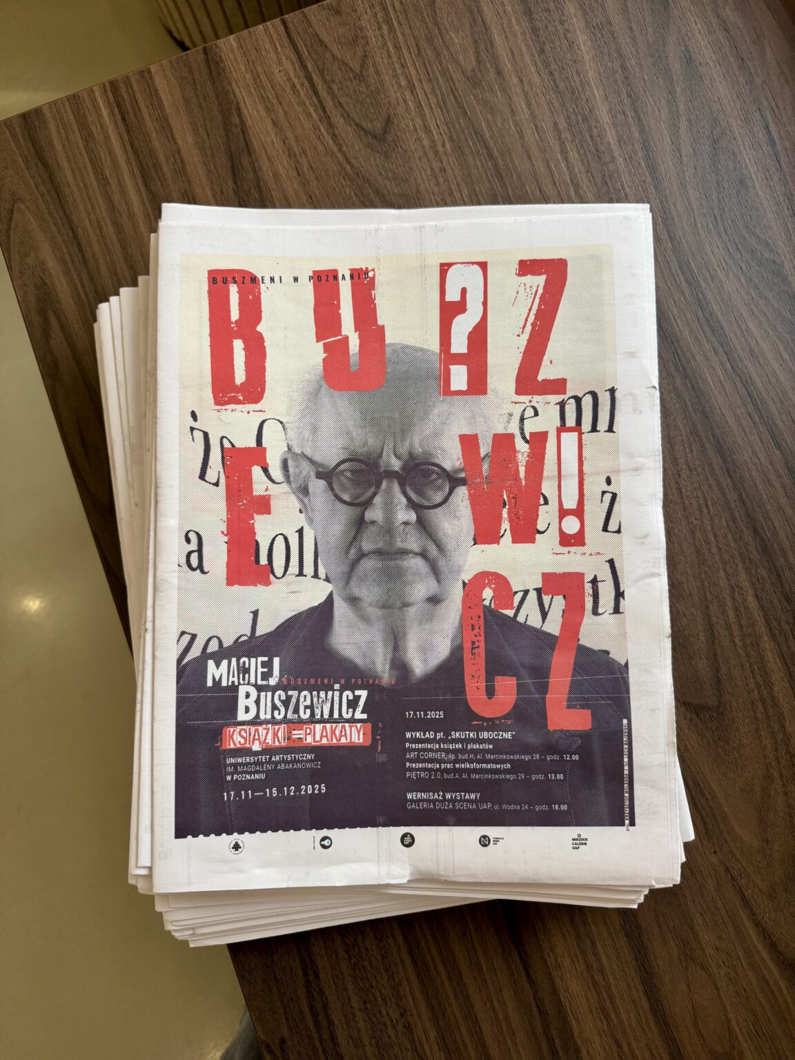 Stos gazet ułożonych na stole, na okładce zdjęcie Macieja Buszewicza. zdj. Anita Lewandowska